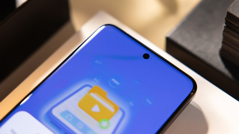 L'écran du Xiaomi 14 Ultra vu de face et de près, avec sa caméra selfie L'écran du Xiaomi 14 Ultra vu de face et de près, avec sa caméra selfie