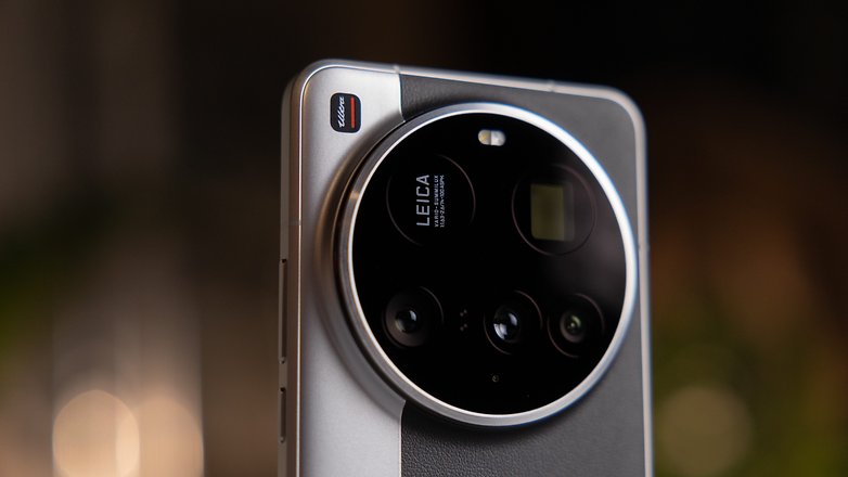 Gros plan du smartphone Xiaomi 15 Ultra montrant son module photo Leica. Gros plan du smartphone Xiaomi 15 Ultra montrant son module photo Leica.