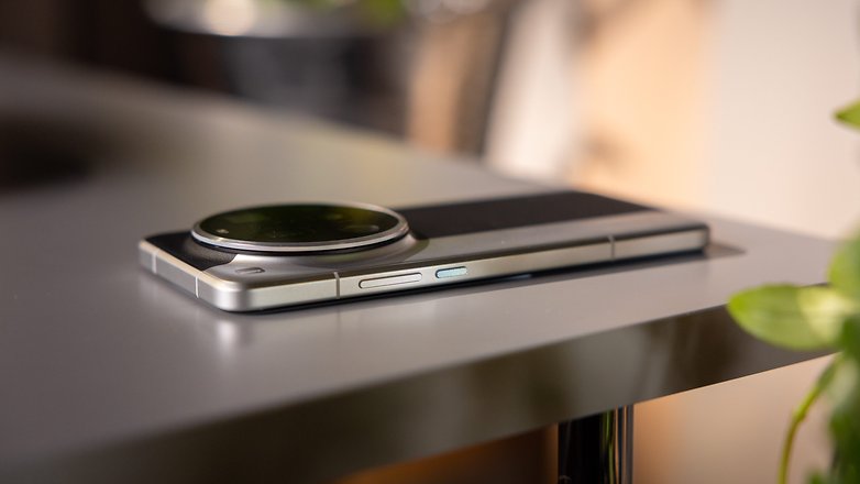 Un smartphone Xiaomi 15 Ultra posé sur une table, montrant son design élégant et son module photo circulaire. Un smartphone Xiaomi 15 Ultra posé sur une table, montrant son design élégant et son module photo circulaire.