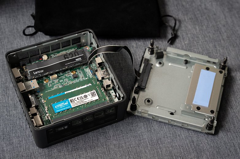 Dank des höheren Gehäuses könnt Ihr eine SSD oder HDD im 2,5-Zoll-Format einbauen. Geekom Mini IT 11 aufgeschraubt.