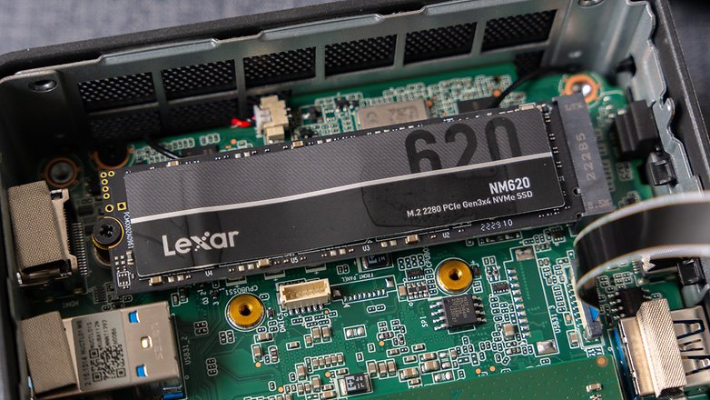 Die verbaute SSD ist leider sehr günstig und kommt ohne DRAM. SSD Geekom Mini IT 11