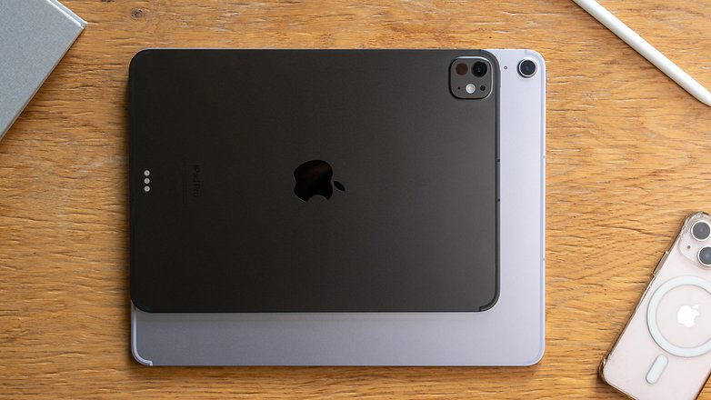 iPad Pro em cima de um iPad Air de 13 polegadas. iPad Pro em cima de um iPad Air de 13 polegadas.