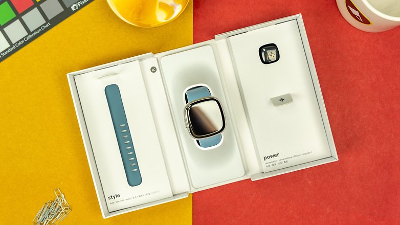 Muss man Fitbit lassen: Die Präsentation der Versa 4 im Karton ist cool! Fitbit Versa 4 im Karton.