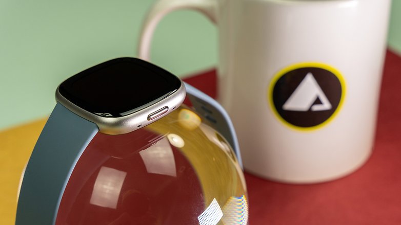 Endlich wieder da: Der echte Knopf an der Versa-Linie. Fitbit Versa 4 Knopf