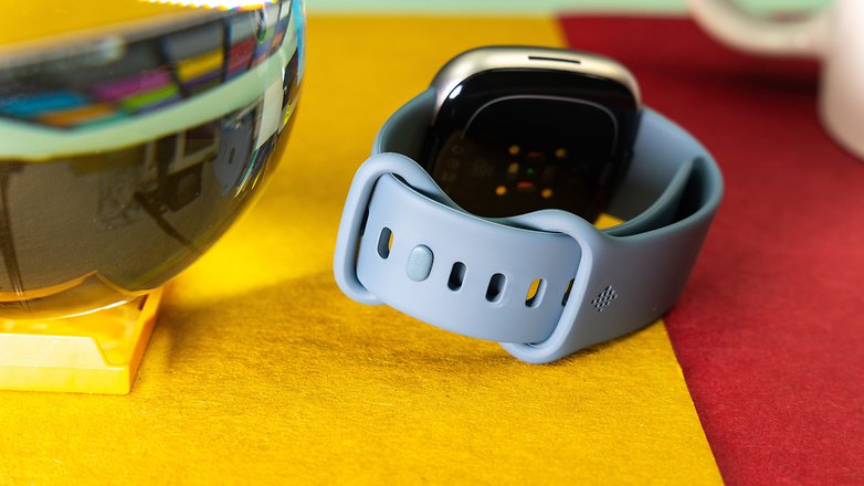 Der etwas eigene Schließmechanismus hält sehr sicher. Fitbit Versa 4 Schließmechanismus.