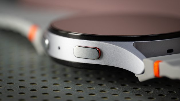 Close-up de um Samsung Galaxy Watch 7 exibindo seu botão lateral e design elegante.