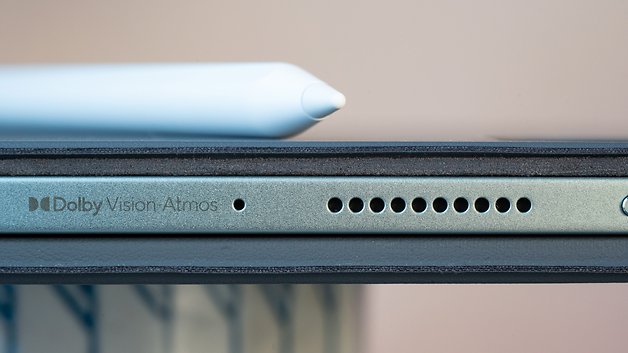 Obenansicht eines Xiaomi Pad 7 mit einem Stylus und Dolby Vision Atmos-Branding.