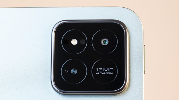 Nahaufnahme des Kamera-Moduls des Xiaomi Pad 7 mit zwei Objektiven und einem 13MP AI-Kamera-Label.