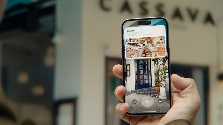 Pessoa usando um recurso parecido com o Google Lens no iPhone. Pessoa usando um recurso parecido com o Google Lens no iPhone.