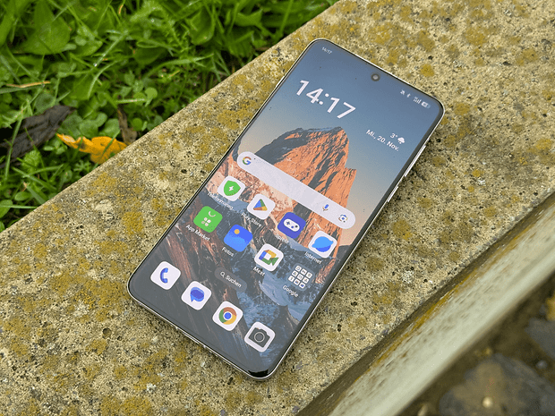Smartphone Oppo Find X8 Pro sur une surface en pierre avec un fond d'écran de montagne coloré.