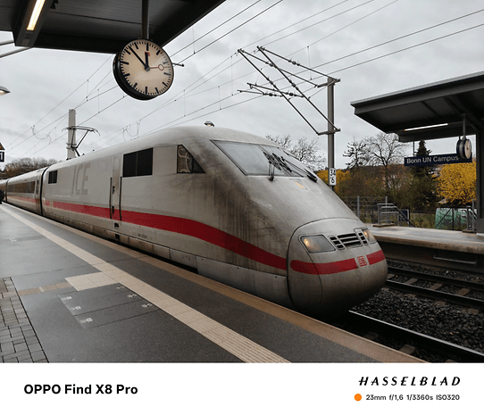 Un train à grande vitesse ICE à la gare Bonn UN Campus sous un ciel nuageux.