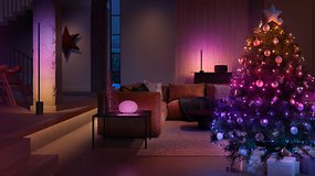 ein mit smarten Leuchten festlich geschmücktes Wohnzimmer