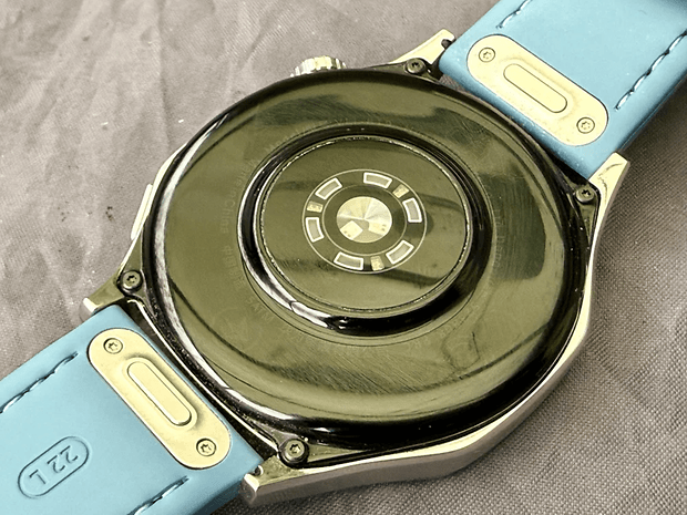 Foto da parte de trás de um Huawei Watch GT 5 com pulseira azul.