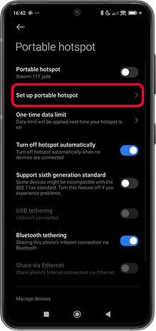 Capturas de tela que mostram como ativar um ponto de acesso Wi-Fi no Android.