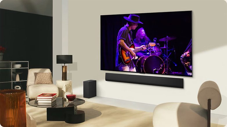 LG OLED evo G4 an der Wand mit einer Soundbar LG OLED evo G4 an der Wand mit einer Soundbar