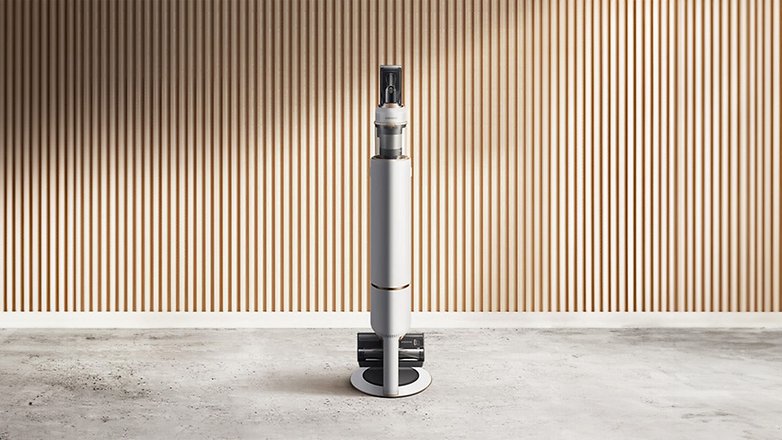 Samsung Bespoke Jet Plus Staubsauger vor einer gestreiften Wand. Samsung Bespoke Jet Plus Staubsauger vor einer gestreiften Wand.