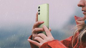 Frau hält das Galaxy A54 im Regen