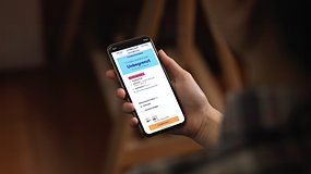 Eine Person hält ein Smartphone, das ein O2 Unlimited Smart-Angebot zeigt.