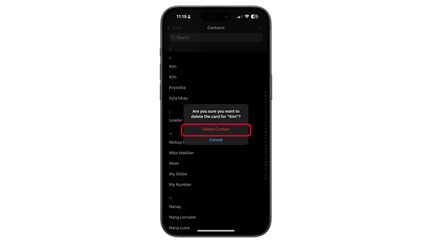 iPhone-Bildschirm zeigt Kontakte mit einem Bestätigungs-Popup zum Löschen eines Kontakts.