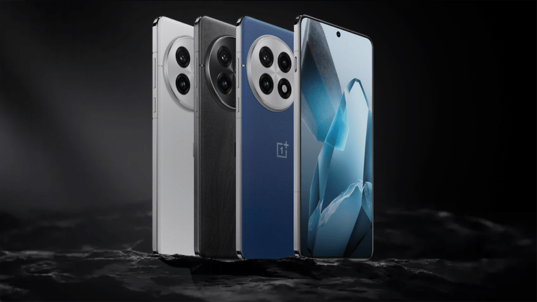 Drei OnePlus 13 Smartphones in verschiedenen Farben vor einem dunklen Hintergrund. Drei OnePlus 13 Smartphones in verschiedenen Farben vor einem dunklen Hintergrund.