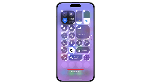 iPhone-Bildschirm mit dem Kontrollzentrum, das verschiedene Schalter und eine Schaltfläche 'Steuerung hinzufügen' zeigt.