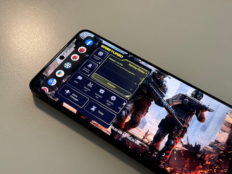 Smartphone Poco X7 Pro mostrando recursos de jogos e um fundo de jogo de ação. Smartphone Poco X7 Pro mostrando recursos de jogos e um fundo de jogo de ação.