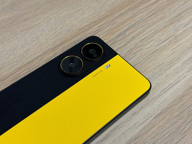 Smartphone Poco X7 Pro preto e amarelo, com câmera traseira dupla. Smartphone Poco X7 Pro preto e amarelo, com câmera traseira dupla.