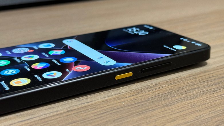 Um smartphone Poco X7 Pro deitado sobre uma superfície de madeira, mostrando vários ícones de aplicativos na tela. Um smartphone Poco X7 Pro deitado sobre uma superfície de madeira, mostrando vários ícones de aplicativos na tela.