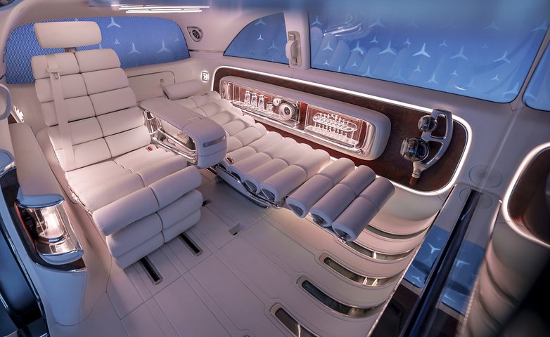 Intérieur de la Mercedes Vision V avec des sièges blancs luxueux et des éléments de design élégant. Intérieur de la Mercedes Vision V avec des sièges blancs luxueux et des éléments de design élégant.