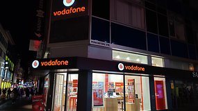 Ein Vodafone-Shop bei Nacht