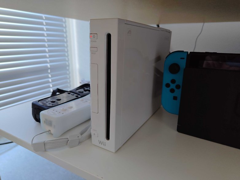 Die Nintendo Wii steht in einem Regal Die Nintendo Wii steht in einem Regal