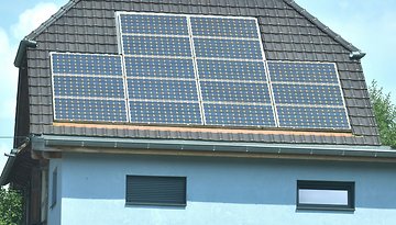 PV-Anlage auf Hausdach, Sinnbild Steuerbefreiung für PV-Anlage