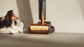 Ein Dreame H15 Pro Staubsauger mit einem Hund in der Nähe, der seine Reinigungsfunktion hervorhebt.