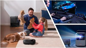 Ein Vater, der mit seiner Tochter und dem Hund spielt, mit Technikprodukten wie einem Gaming-Setup und einem Projektor.